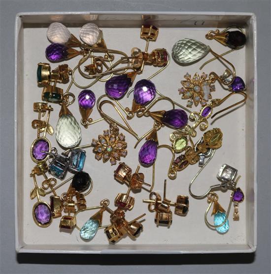A quantity of assorted earrings